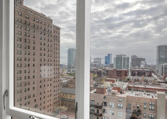 South Loop W Pool Gym Nr Grant Park Chi-857 Chicago